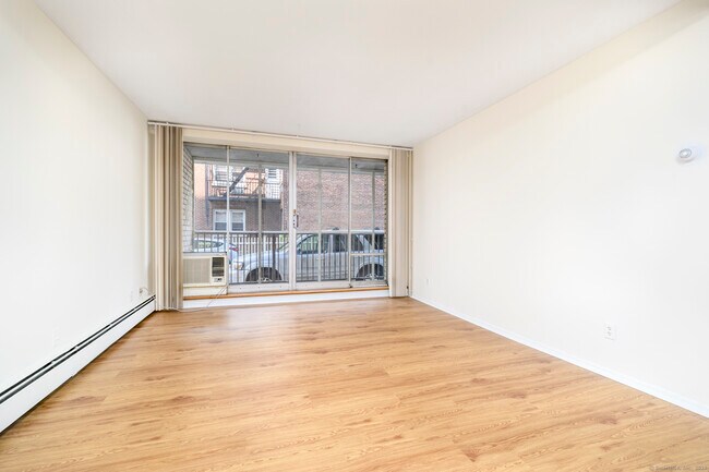 Building Photo - 65 Glenbrook Rd