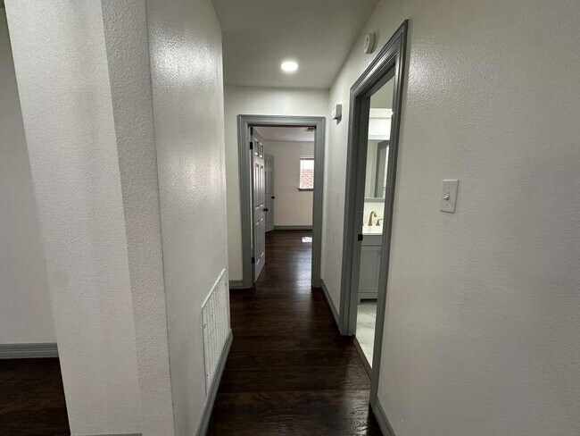 Building Photo - 5850 Paisley St