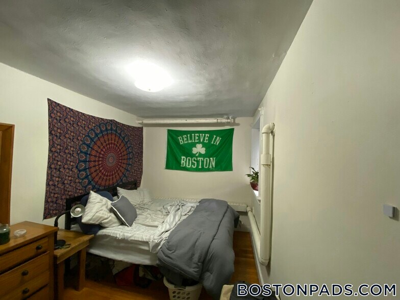 Building Photo - 1589 Beacon St