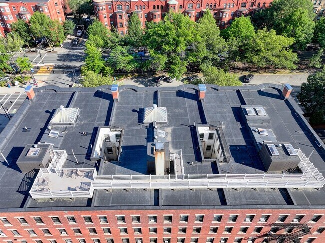 Building Photo - 1064 Beacon St