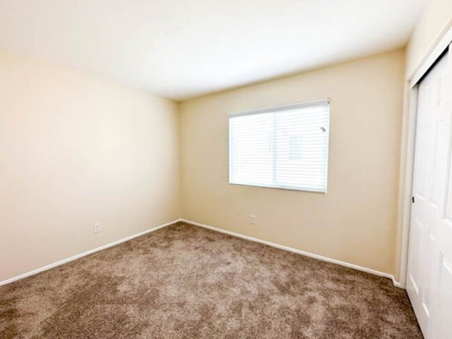 Building Photo - **STUNNING** 8 BEDROOM SOLAR HOME IN GATED...