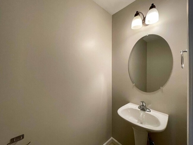 Building Photo - Spacious Two-Bedroom Townhouse in West Ash...