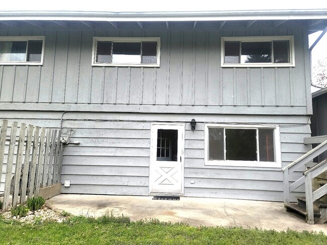 Building Photo - 70 Pine Ct