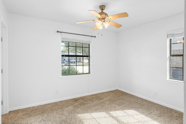 Building Photo - 3052 Cameo Ln