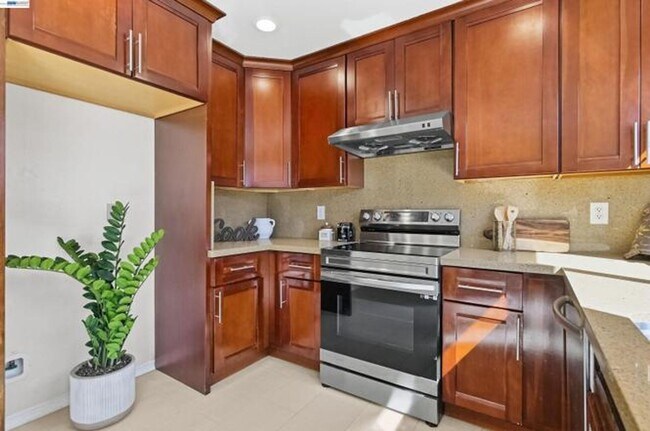 Building Photo - $3,150 / 2 BR - Updated Townhome in Prime Union City!