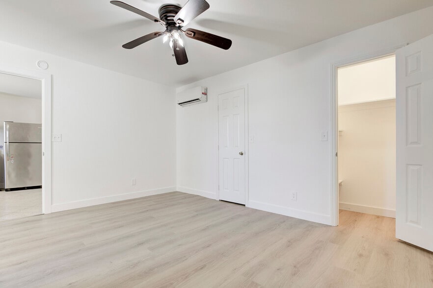 Building Photo - 8852 Morehart Ave