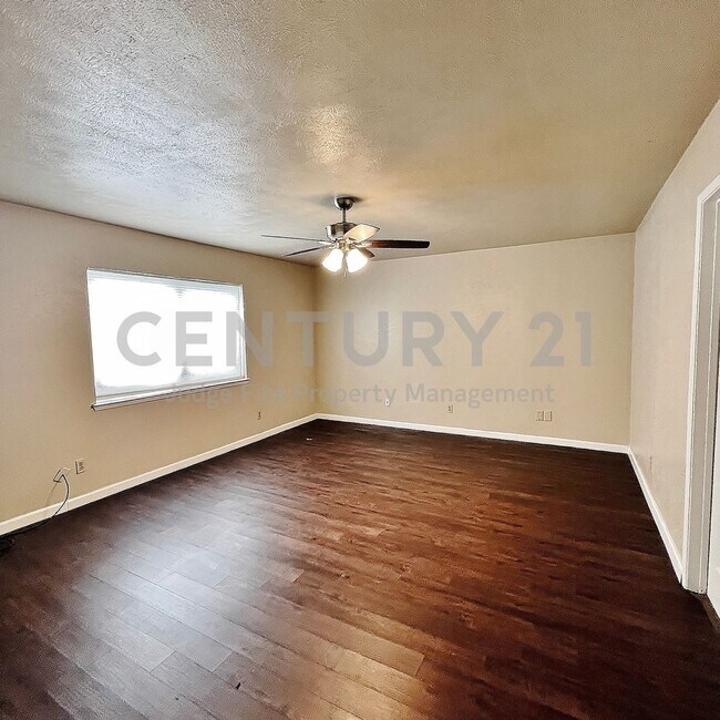 Building Photo - Charming 3/2/2 Nestled on Corner Cul-de-sac Lot in S. Grand Prairie For Rent!