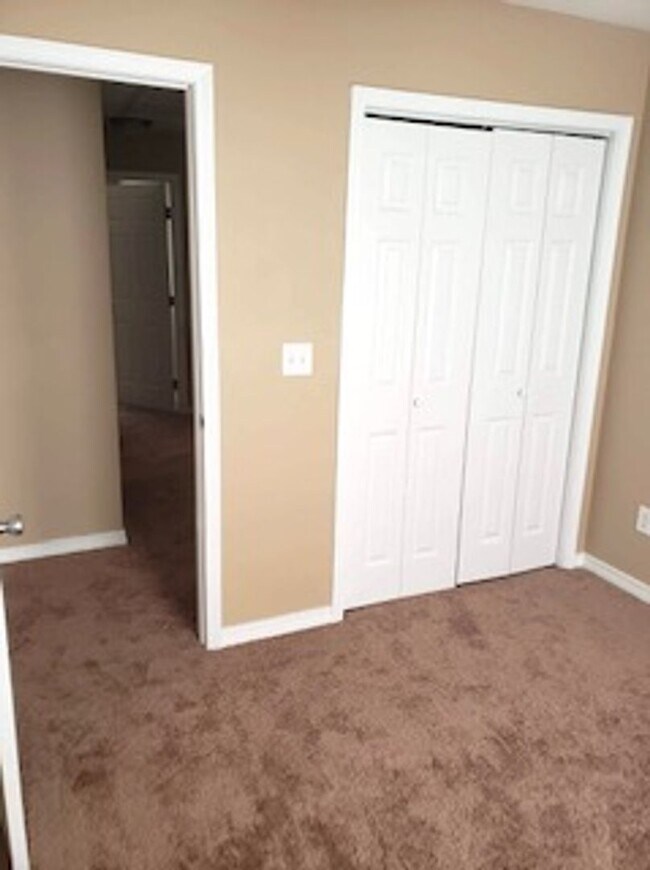 Building Photo - Cute townhome with 3 bd,2.5 bath, with gar...