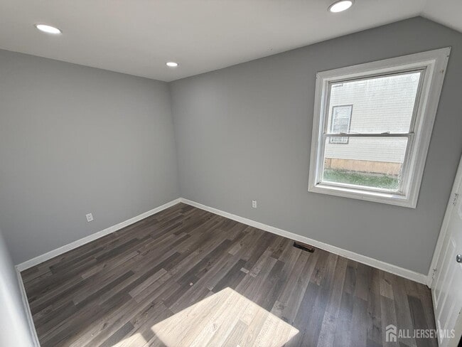 Building Photo - 280 William St