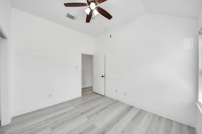 Building Photo - 10850 White Oak Point Ct