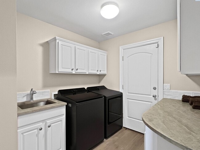 Building Photo - 4 Bedrooms Plus an Office Steps from the R...
