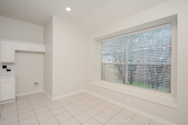 Building Photo - 918 Tennyson Dr