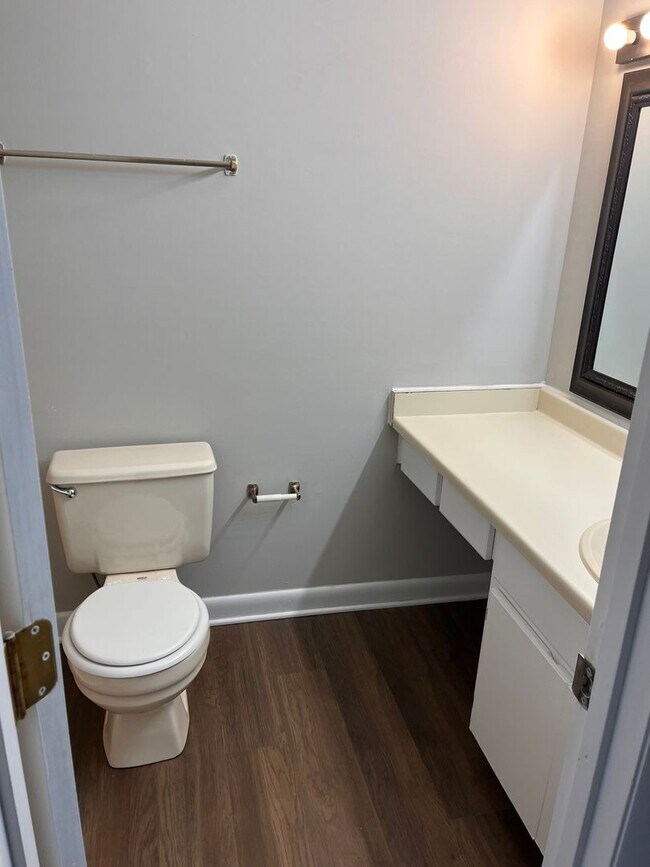 Building Photo - Relax and Enjoy Lake Royale!