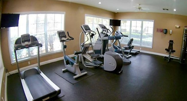 Building Photo - Beautiful 3 bedroom, 2.5 bathroom townhome