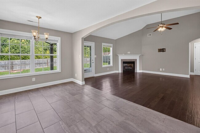 Building Photo - Pet Friendly Three Bedroom!