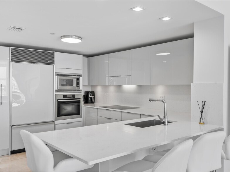Building Photo - 6801 Collins Ave