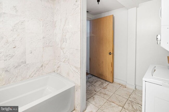 Building Photo - 810 N Hancock St