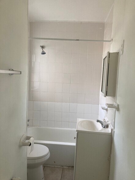 Full Bathroom - 21 Congress St