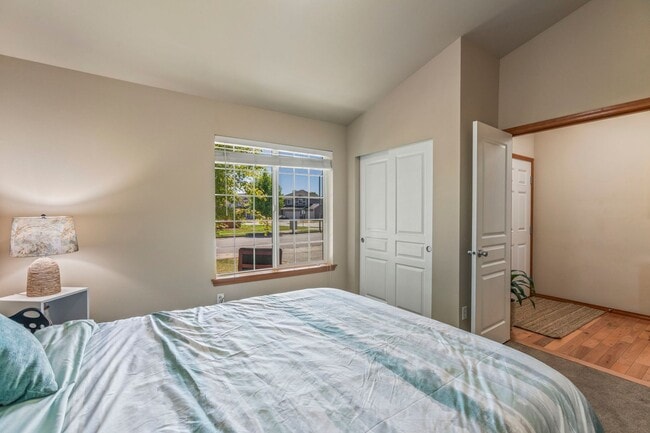 Building Photo - Beautiful 3-bed/2-bath Orting Home in Rive...