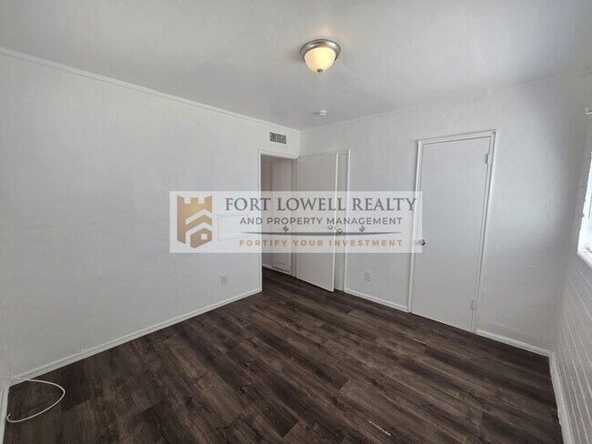 Building Photo - Modern 1 Bed / 1 Bath Apartment with Private Yard!