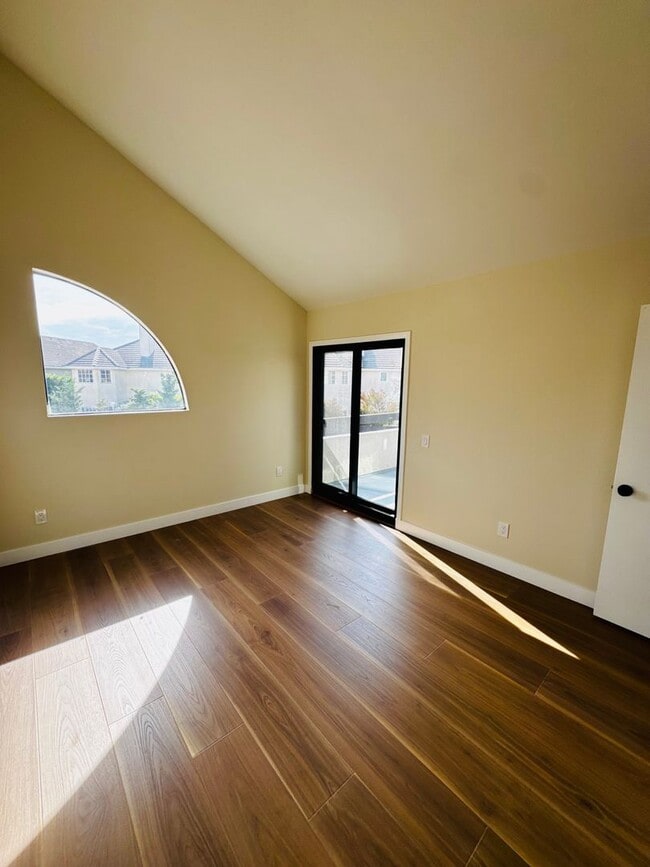 Building Photo - Remodelled 3/3 Townhome For Rent in Huntin...