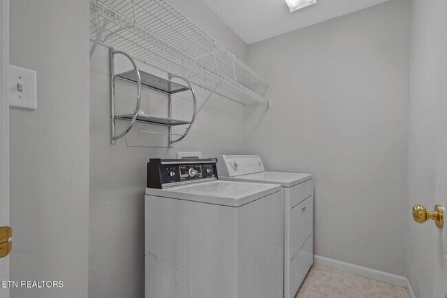 Building Photo - Beautiful End-Unit Condo – Move-In Ready!