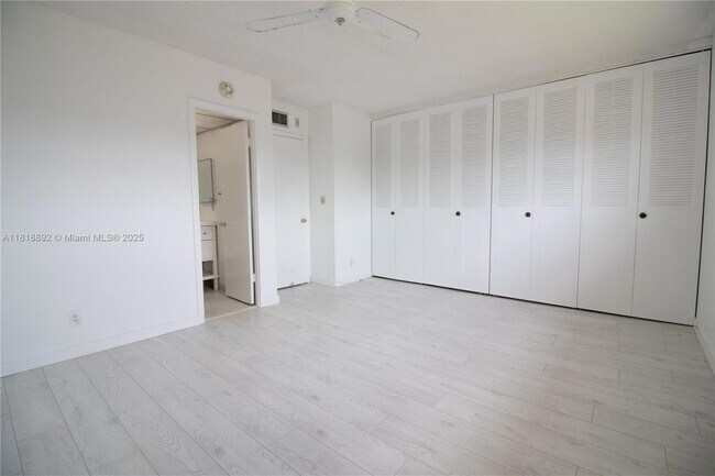 Building Photo - 5031 W Oakland Park Blvd