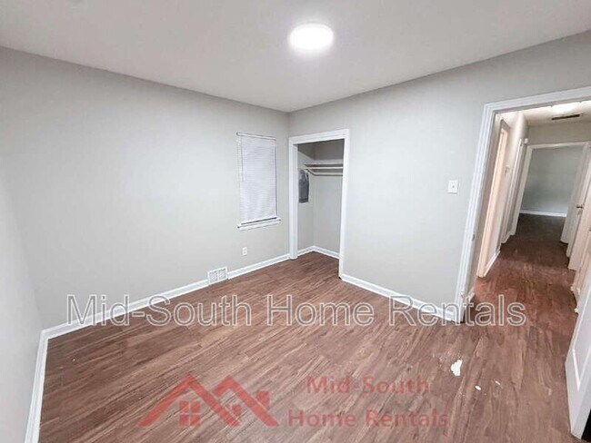 Building Photo - 2050 Sharon Ln