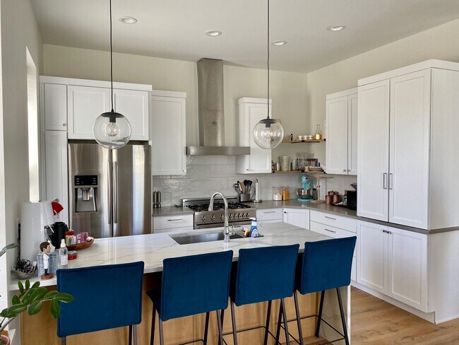 Building Photo - Luxury 5 Bedroom Townhouse