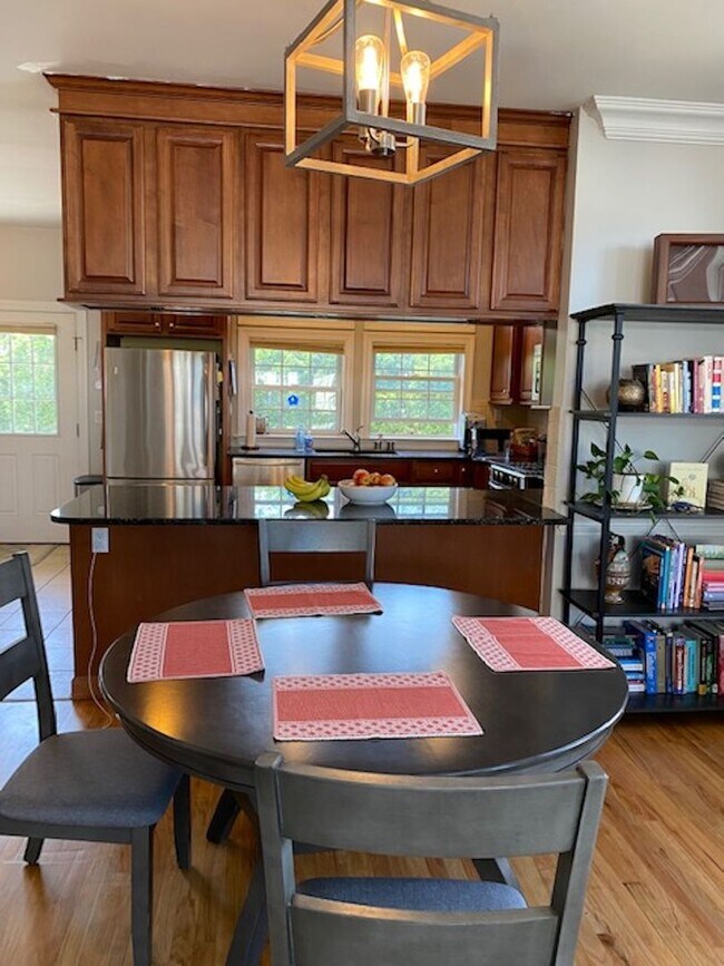 Building Photo - Three Bedroom 3.5 baths Townhouse for Rent...