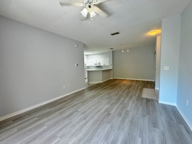 Building Photo - Updated 2BR/1BA Florida Club Condo! Available Soon!