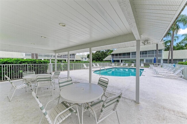 Building Photo - 6618 Pineview Terrace