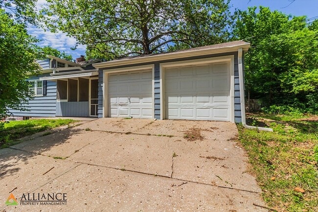 Building Photo - Spacious home close to KSU Campus!