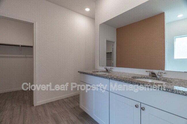 Building Photo - 422 Angel Trumpet Ct