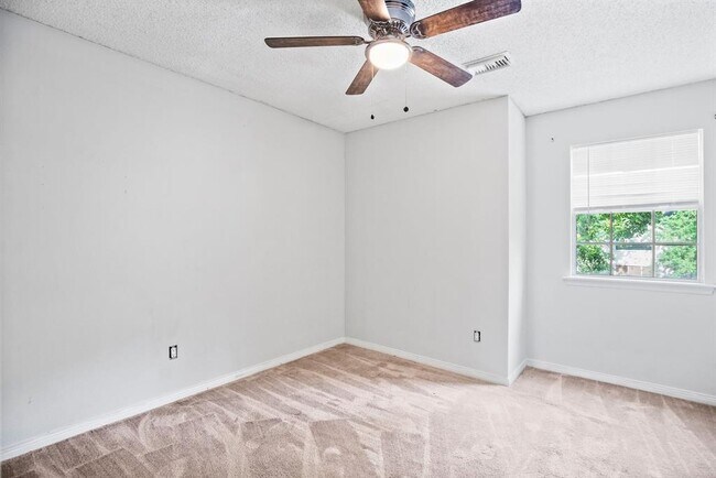 Building Photo - 22 S Rain Forest Ct