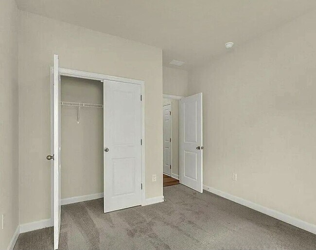 Building Photo - Four bedroom two bath home in Trieste at B...