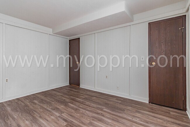 Building Photo - Spacious 3 Bedroom / 1 Bathroom Duplex | Gretna