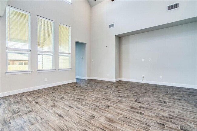 Building Photo - 6513 Folsom Ave