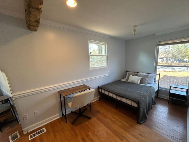 Building Photo - 900 Newcombe Rd