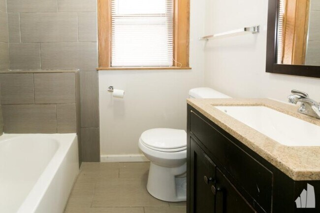 Building Photo - 1 bedroom in Chicago IL 60618