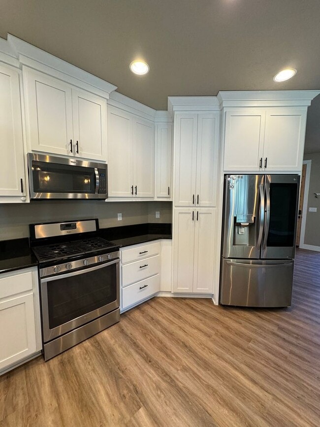 Building Photo - Newer Winchester 4 bedroom 2 bath home