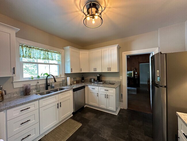 Building Photo - Fully Furnished 3 Bed 2 Bath Home