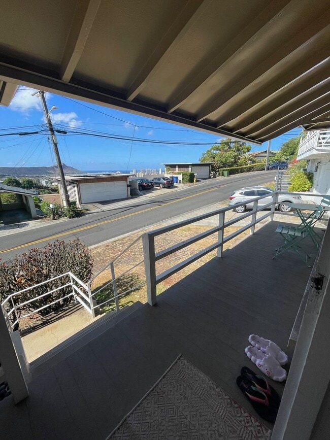Building Photo - Spacious 2 bedrooms, 1 bath with parking