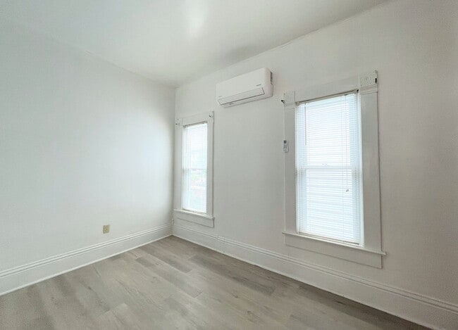 Building Photo - Spacious 2 bedroom with garage