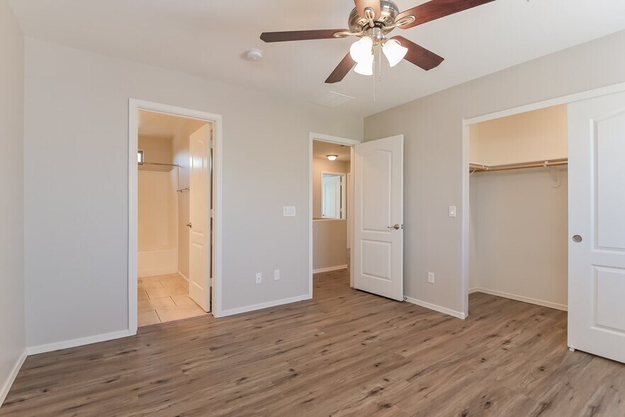 Building Photo - 664 W Amber Sun Dr