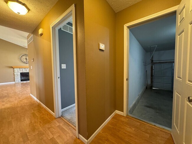 Building Photo - Beautiful spacious home in Waynesville