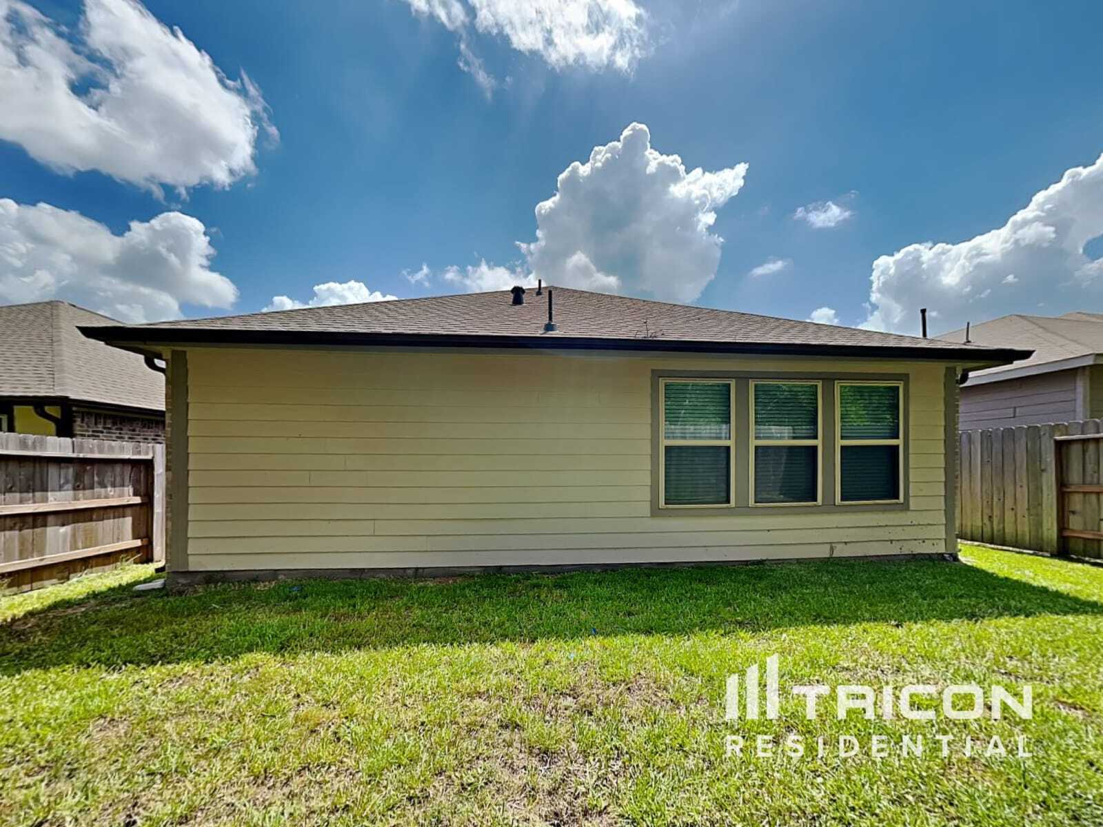 Building Photo - 10487 Pineland Dr