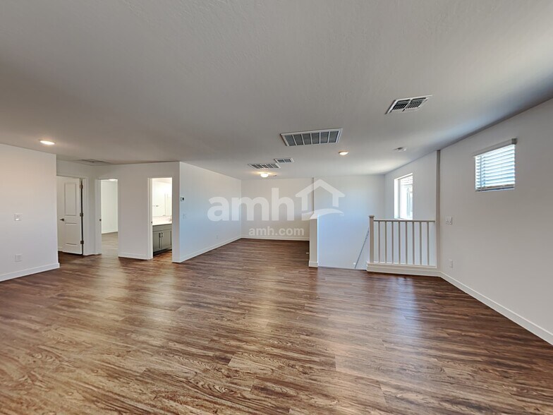 Building Photo - 4313 S 105th Dr