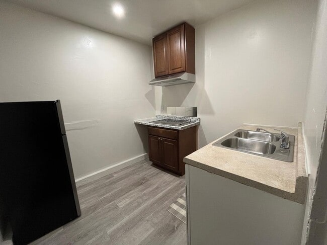 Building Photo - 2645 Chadwell Ave