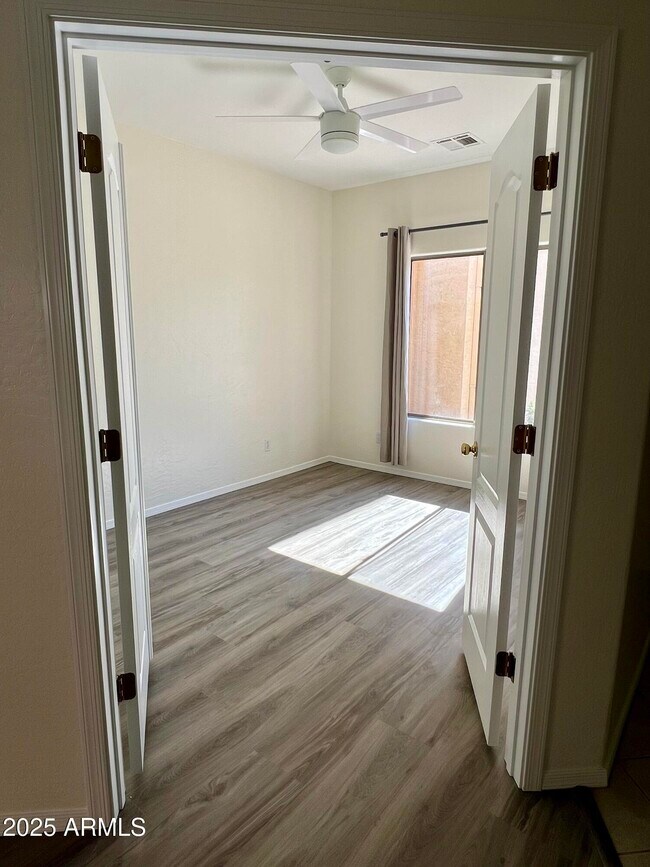 Building Photo - 1015 S Val Vista Dr